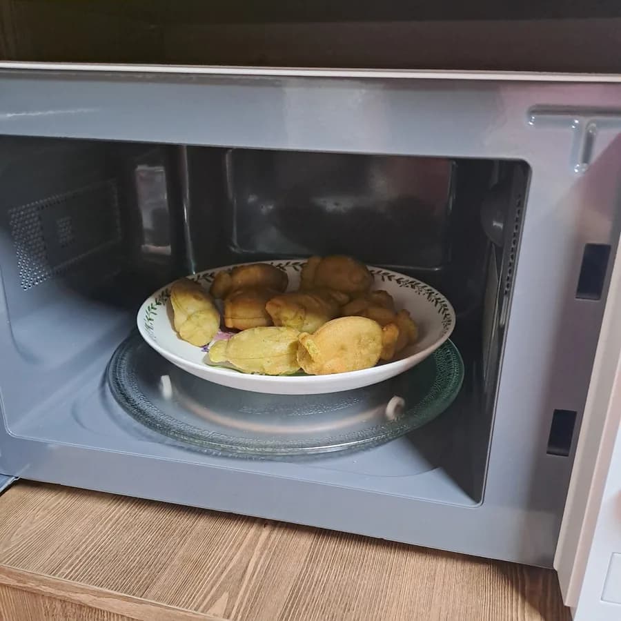 접시에 담아 따뜻하게 데운 간식